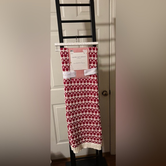 Cupcakes & Cashmere Red and White 50 x 70 throw. - Picture 1 of 6
